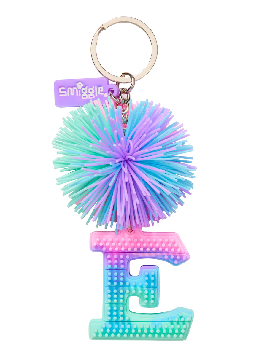 llavero con letras del alfabeto perfumado con pompones de colores pastel