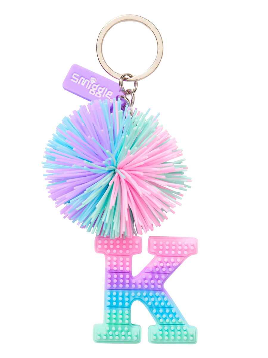 llavero con letras del alfabeto perfumado con pompones de colores pastel