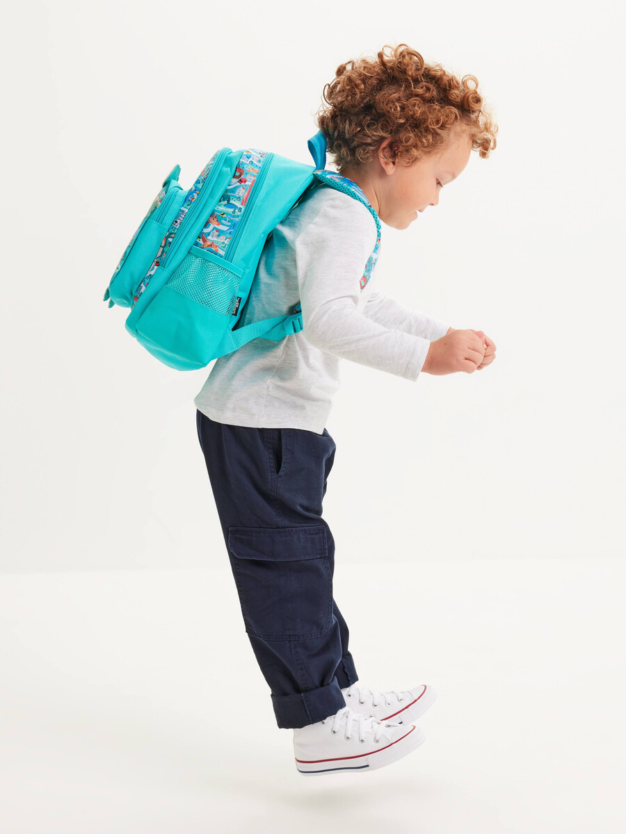 mochila de personaje juvenil aventurero