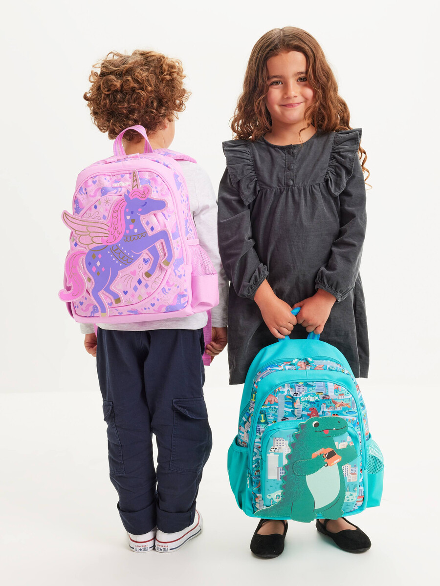 mochila de personaje juvenil aventurero