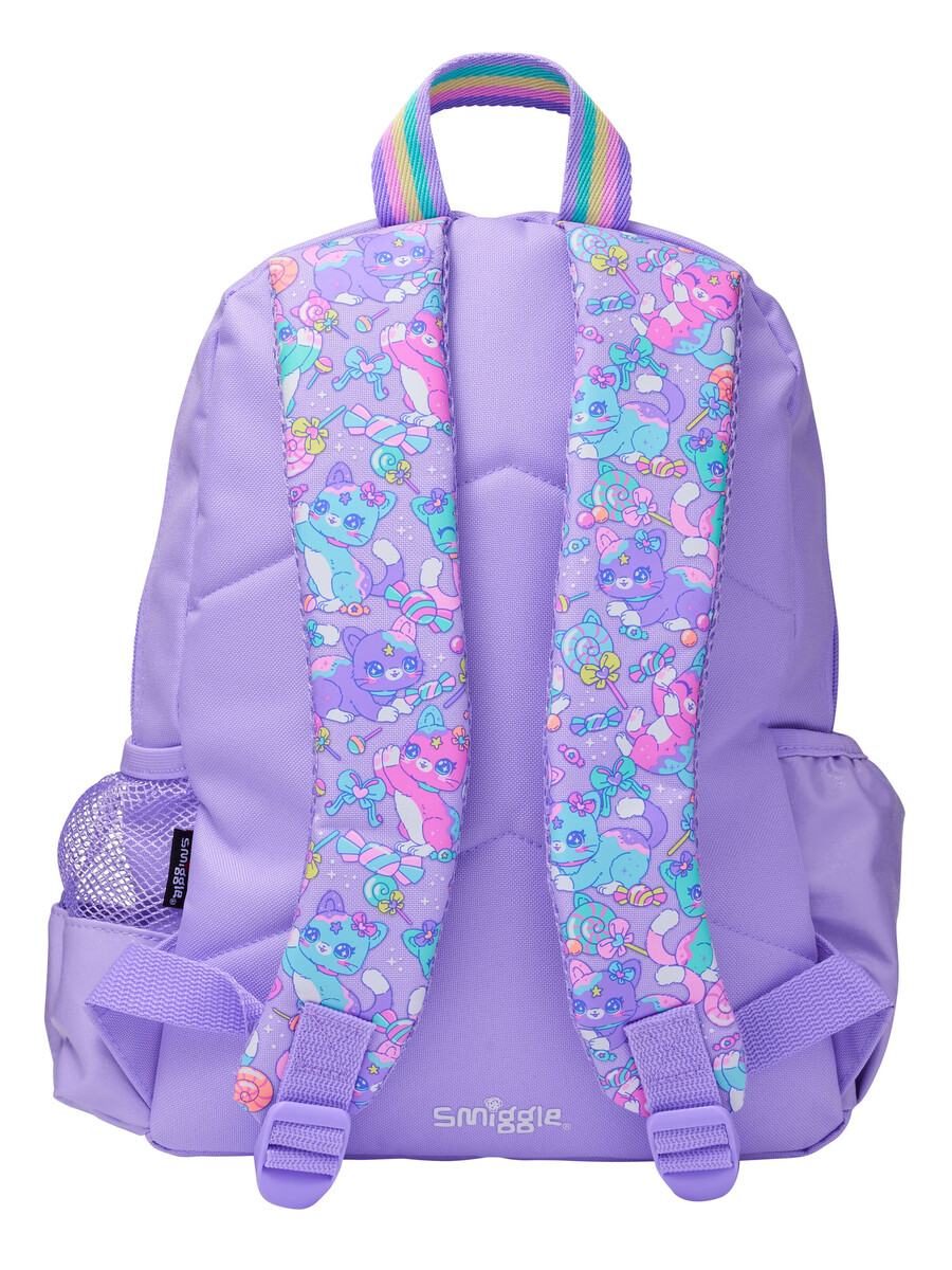 mochila de personaje juvenil aventurero