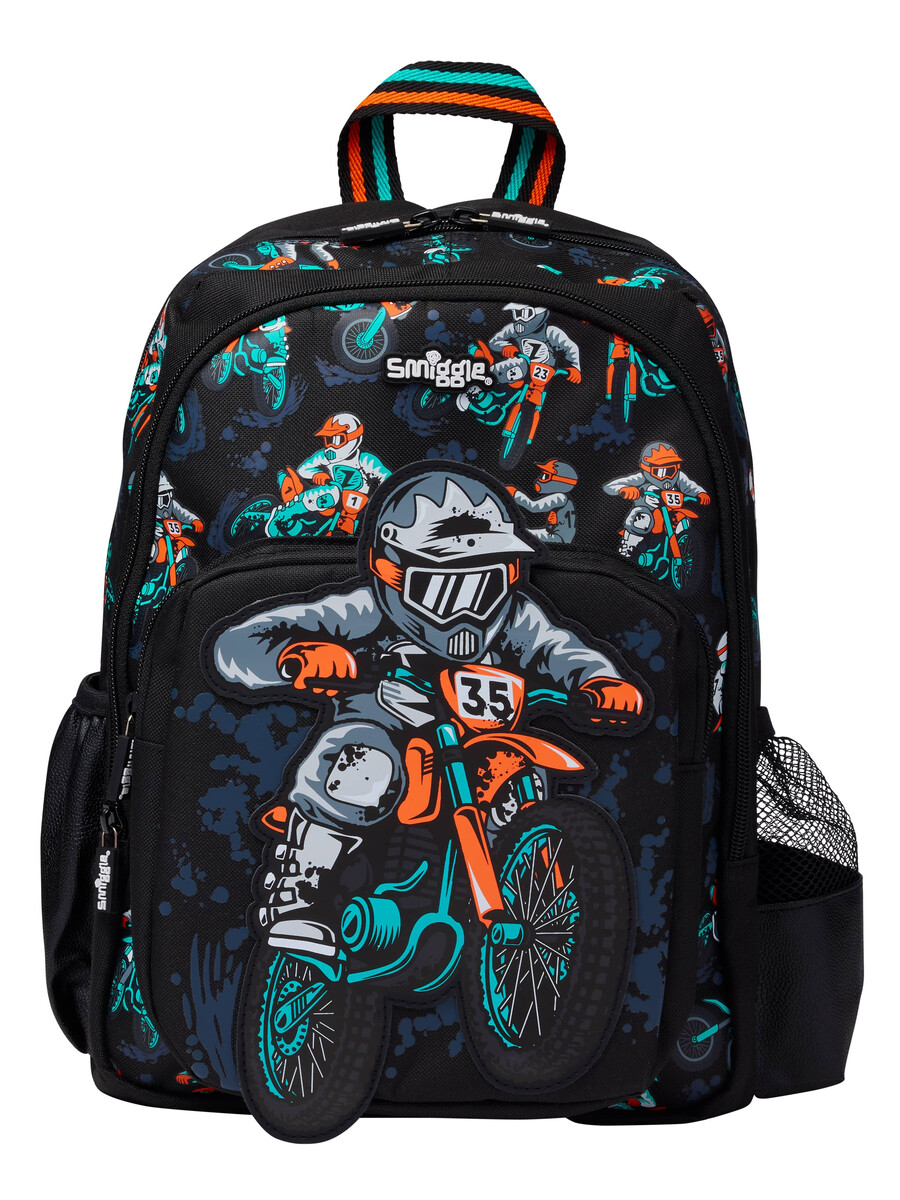 mochila de personaje juvenil aventurero