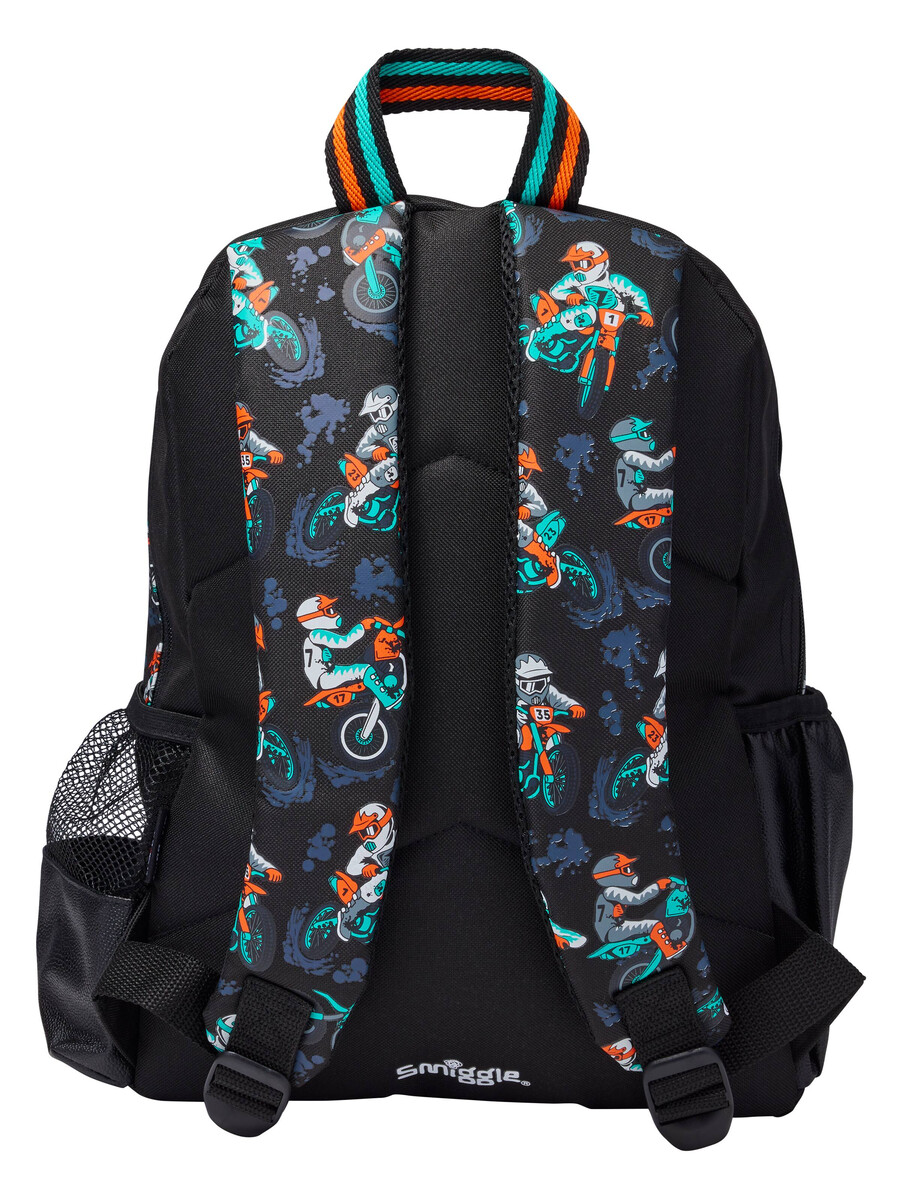 mochila de personaje juvenil aventurero