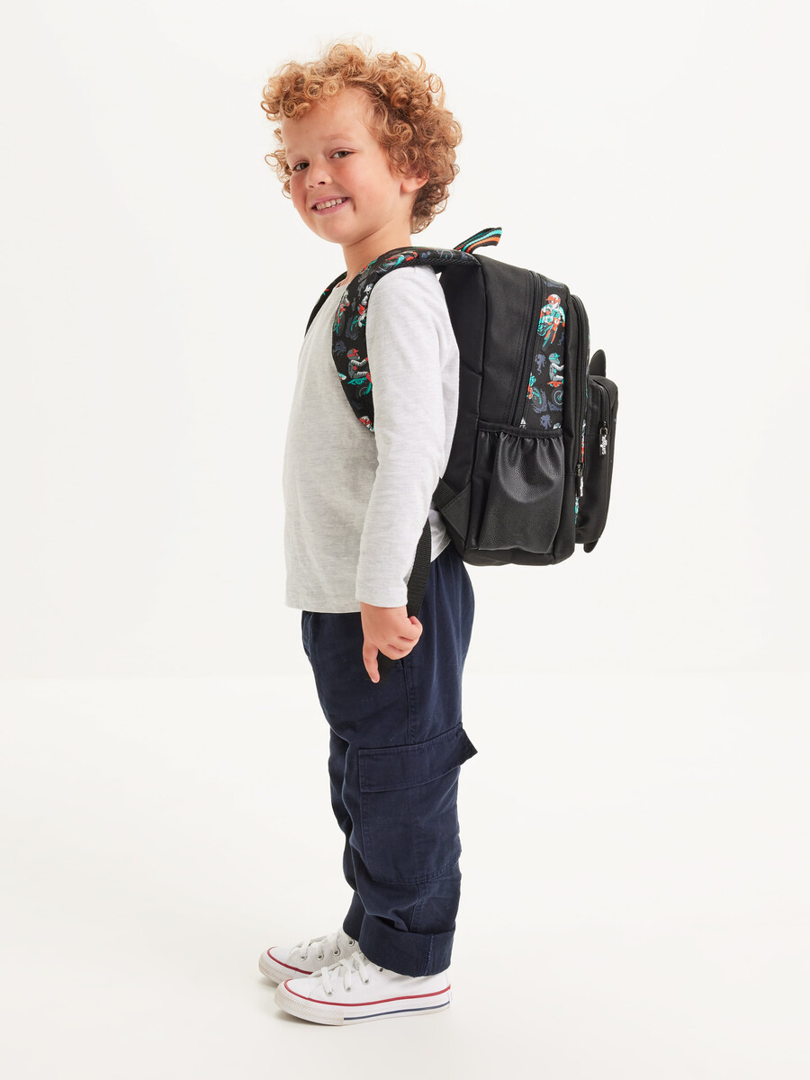 mochila de personaje juvenil aventurero