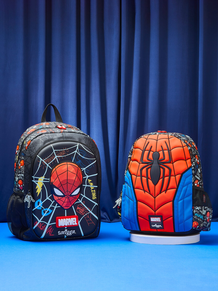 mochila con capucha del personaje spider-man junior